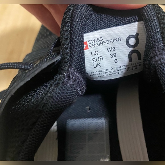 On Cloud Shoes - Picture 4 of 6